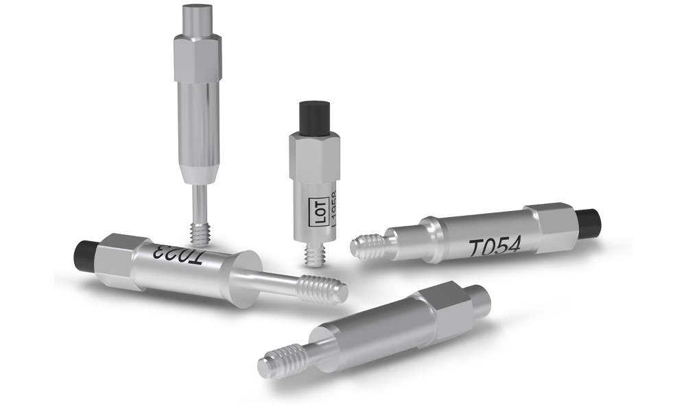 3 reusable and 2 single‑use Osstell SmartPegs, in front of white background.