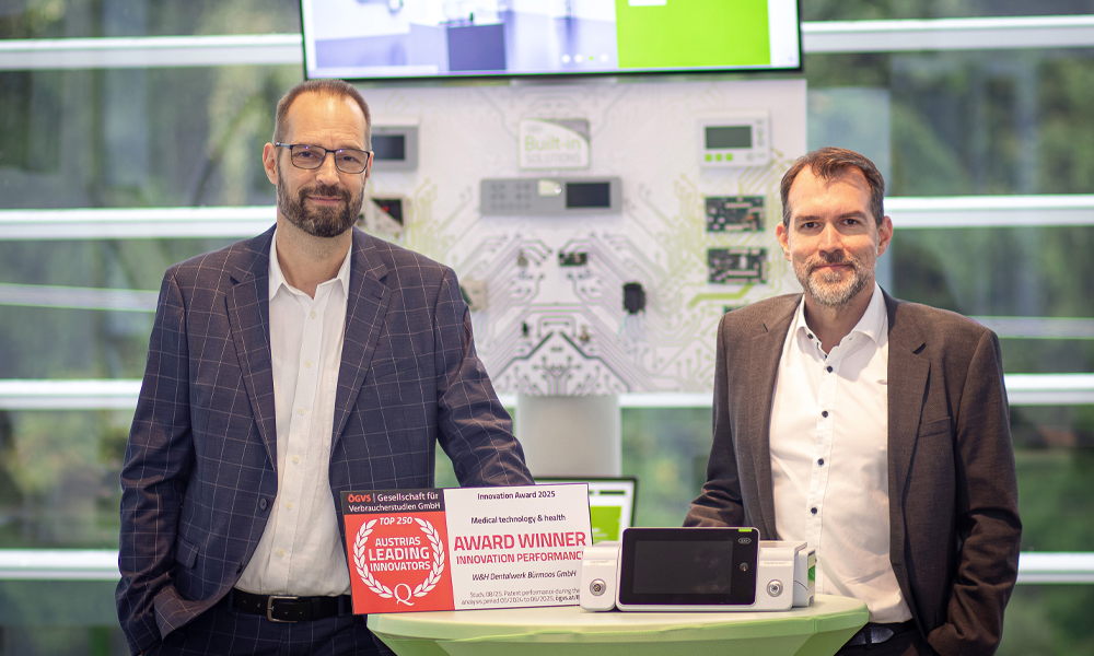 Ralf Benda (左) とThomas Lang (右) the 2025 Innovation Awardを祝う