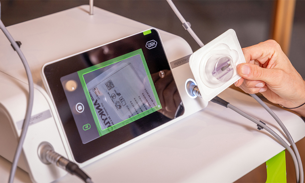 Nahaufnahme des Displays des neuen Implantmed Plus II mit Scanfunktion in der Praxis.