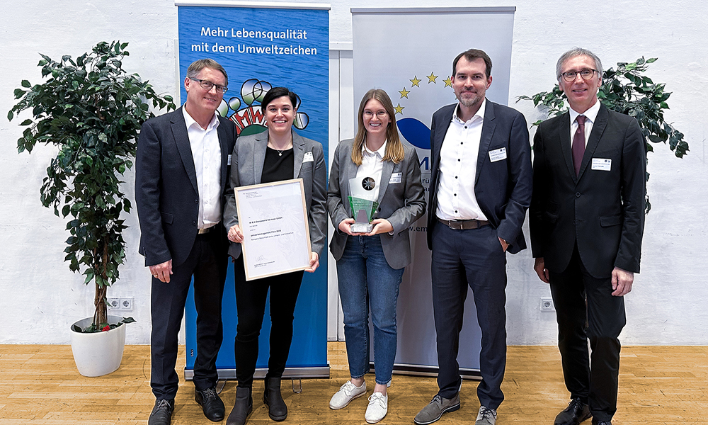 W&H employees accept the Environmental Management Award 2022 in the category “Best measure – environment and climate protection” (f. l. t. r.  Herbert Traschwandtner, Pamela Polanetz, Daniela Reidl, Thomas Lang and Andreas Tschulik).