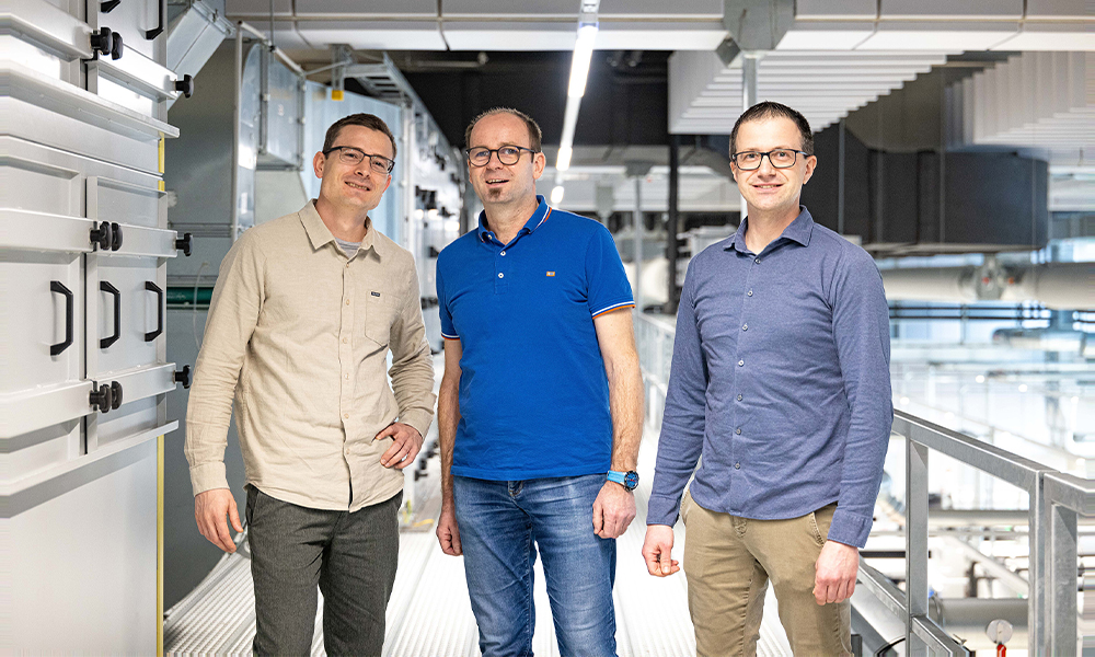 Kober Sixtus, Manfred Kinzl et Mayr Daniel (de gauche à droite) dans le hall de production.
