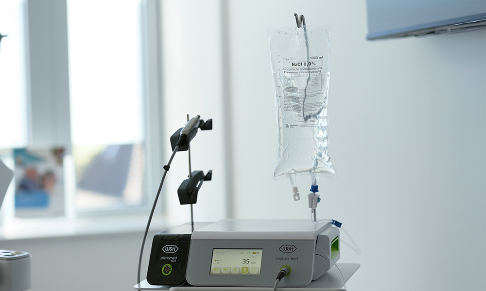 Surgical cart with Implantmed and Piezomed module in a lighted room.