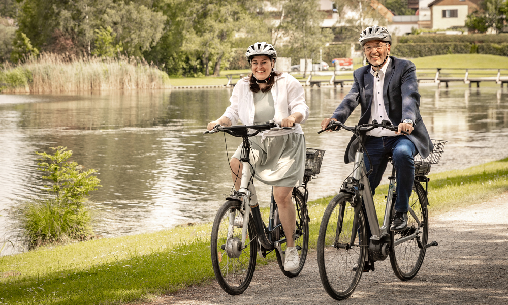 Pamela Polanetz und Peter Malata auf Elektro-Fahrrädern.