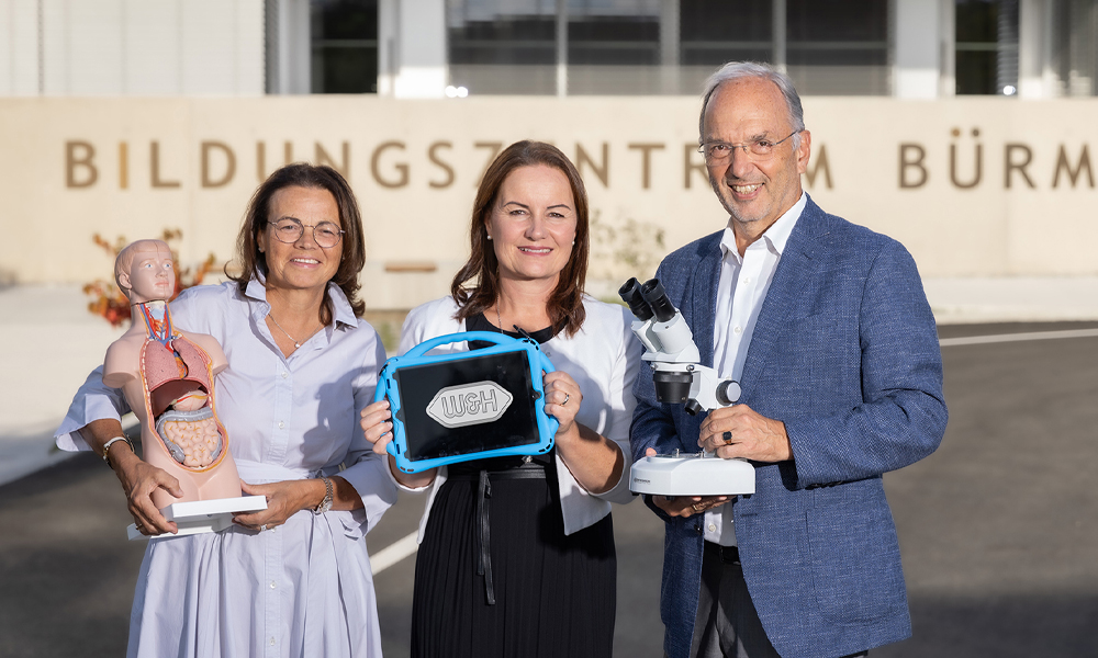 Daniela Malata, Cornelia Ecker und Peter Malata (v. l. n. r.) vor dem neuen Bildungszentrum in Bürmoos.