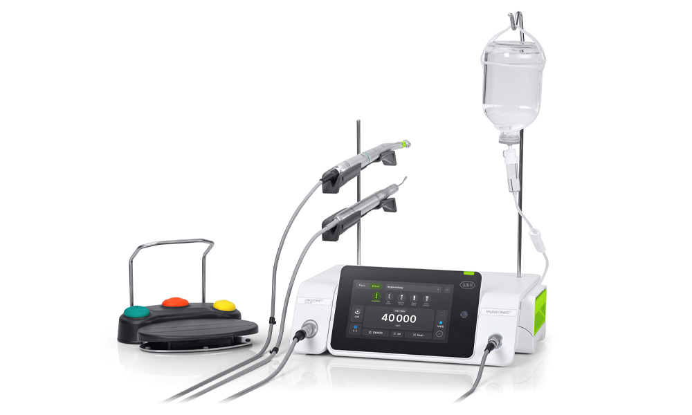 Les nouveaux Implantmed Plus II et Piezomed Module Plus II avec pédale de commande, support et moteurs sur fond blanc.