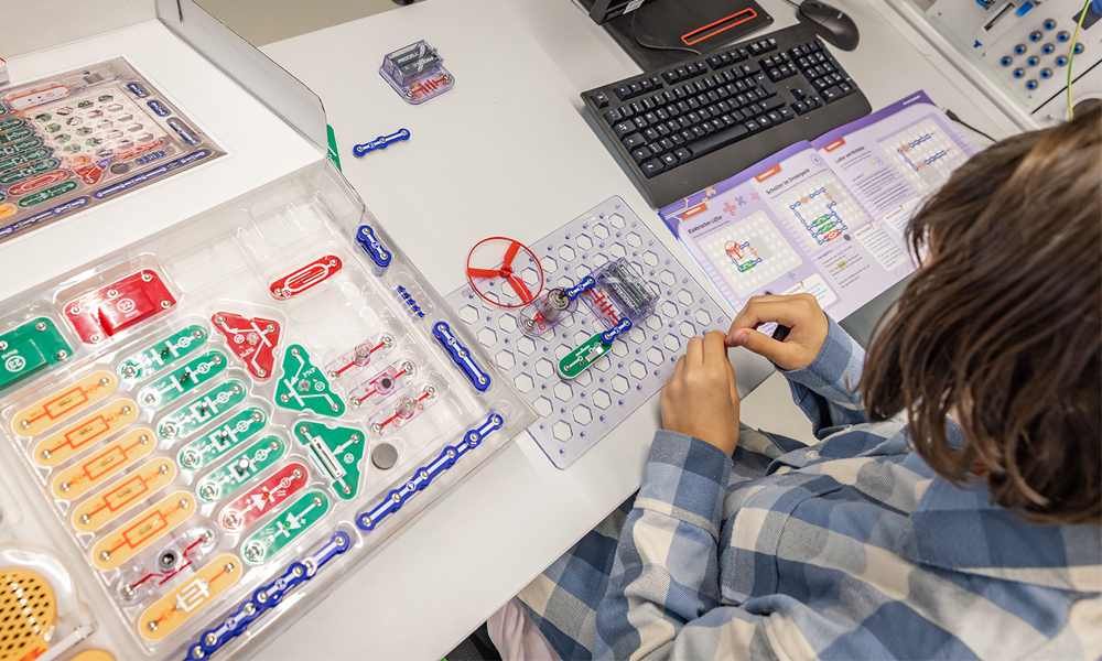 Besucher:innen tüfteln im Elektrolabor.