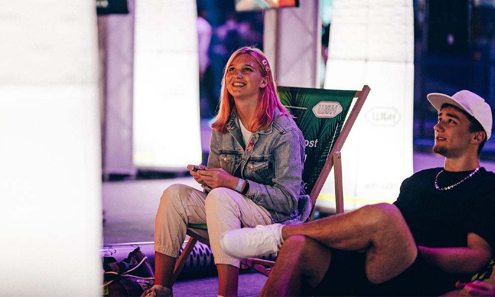 E-Sportler:innen, Hobbygamer:innen und Cosplayer:innen spielen gemeinsam bei der LEVEL-UP Messe.