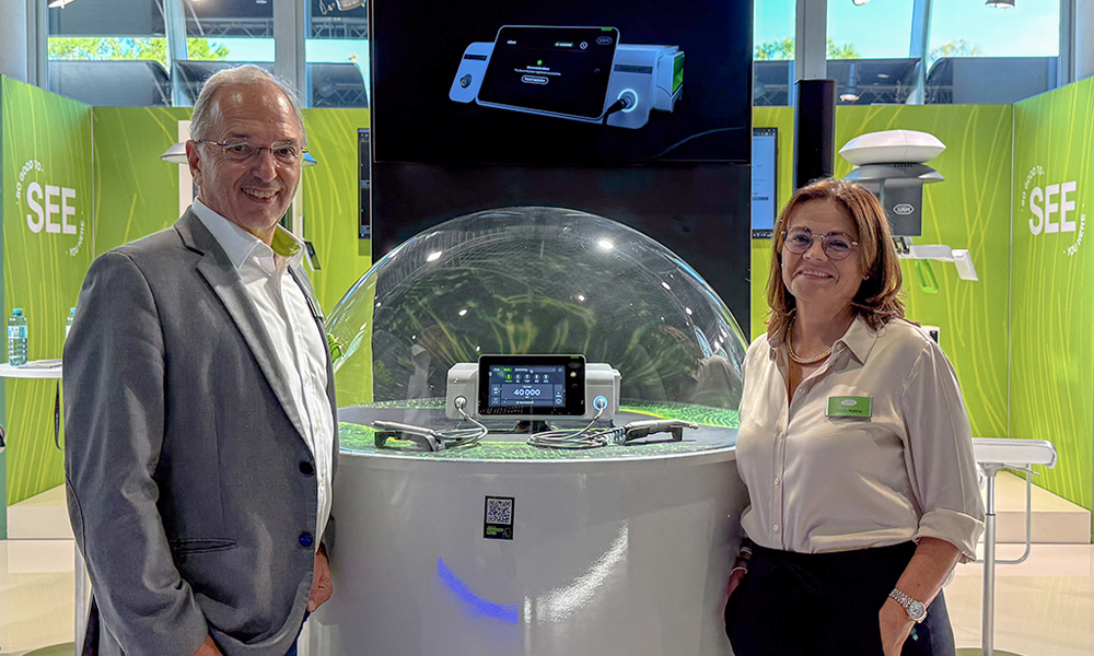 Peter und Daniela Malata mit dem neuen Implantmed Plus II auf der EAO in Monaco.