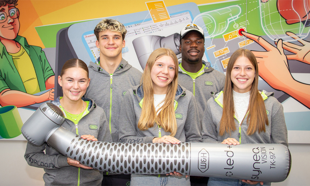 Im Bild (v.l.) Sarah Reiter, Anes Mesic, Lorena Geisberger, Odion Osakwe und Elisa Übertsroider, lächeln in die Kamera.