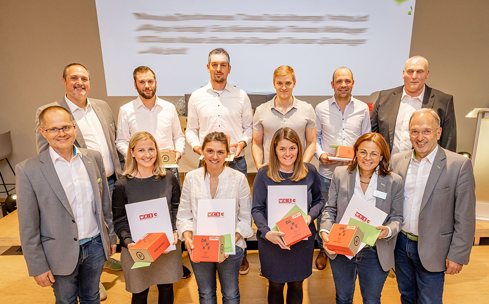 Daniela und Peter Malata (vorne rechts), gemeinsam mit Klaus Maier (vorne links) und dem W&H-Betriebsrat bei der feierlichen Ehrung der langjährigen W&H-Mitarbeiter:innen.
