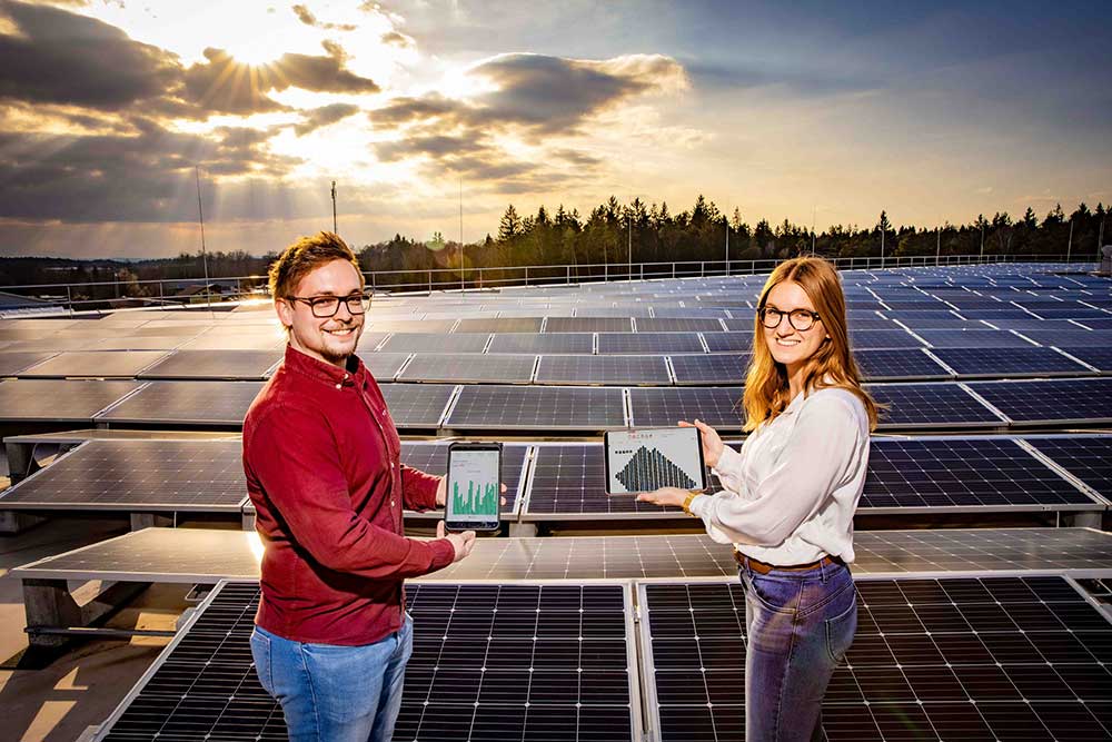 Auf dem Dach des W&H-Gebäudes befinden sich 1.800 Photovoltaikmodule  Auf dem Dach des W&H-Gebäudes befinden sich 1.800 Photovoltaikmodule