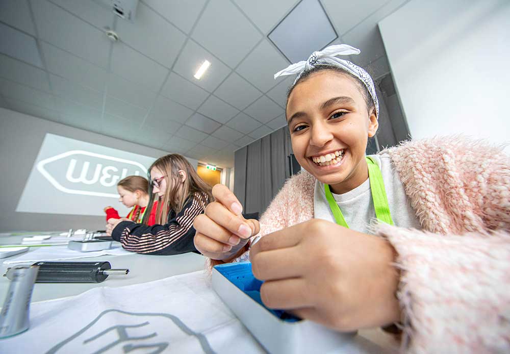 Viel Spaß hatten die Schüler beim Zusammenbau der zahnärztlichen Instrumente.