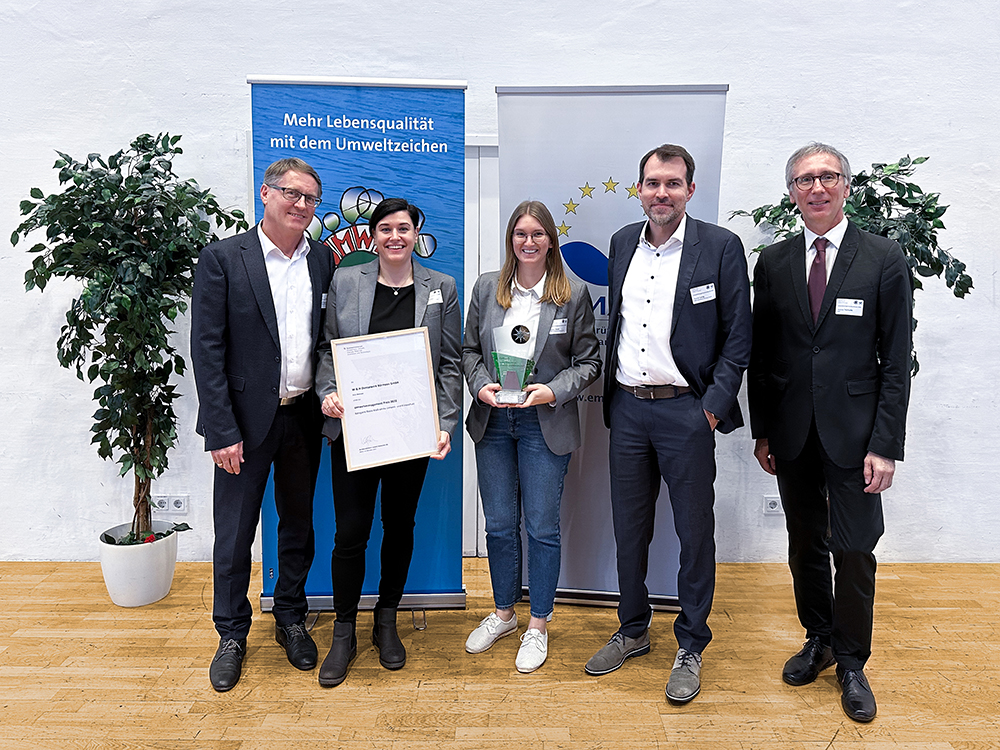 W&H erhält den Umweltmanagementpreis 2022 in der Kategorie „Beste Maßnahme – Umwelt- und Klimaschutz“ (v. l. n. r. Herbert Traschwandtner, Pamela Polanetz, Daniela Reidl, Thomas Lang und Andreas Tschulik)