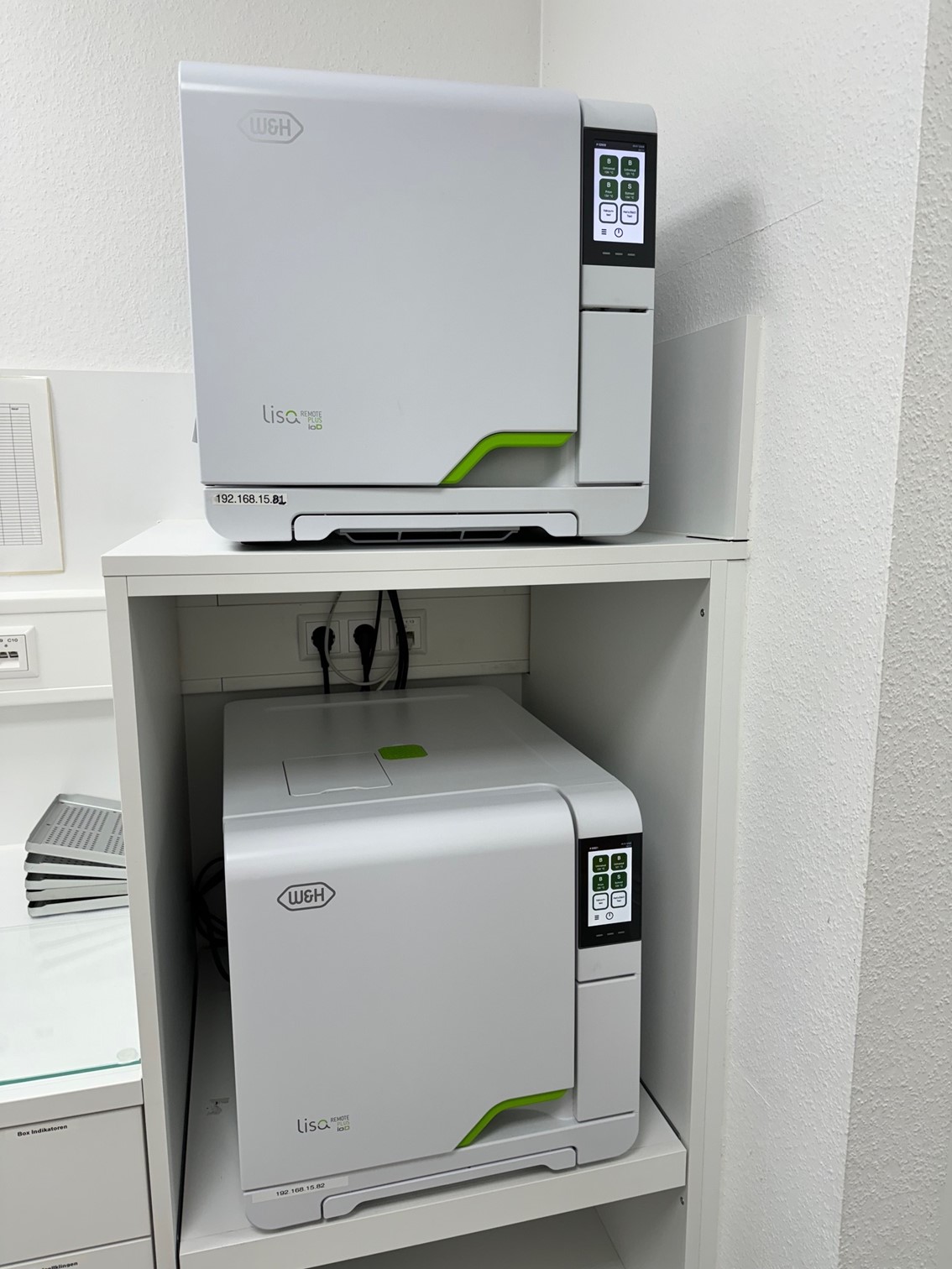 Zwei Lisa Remote Sterilisatoren im Hygieneraum von Dr. Kilimann