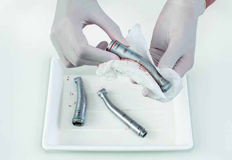 Nur zuvor gesäuberte und desinfizierte Instrumente können effektiv sterilisiert werden.
