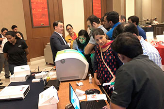 Pontus Degerlund, director de soluciones CAD/CAM, explicó las ventajas del equipo Planmeca PlanMill 40 S para una producción en el mismo día, de coronas, puentes y mucho más.