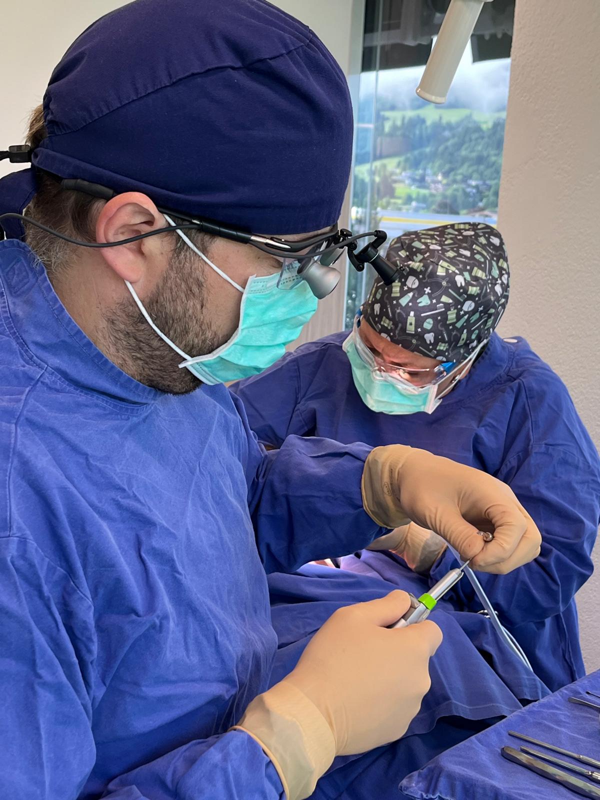 Dr. Neubert setzt in seiner Praxis auf das Chirurgie-Portfolio von W&H