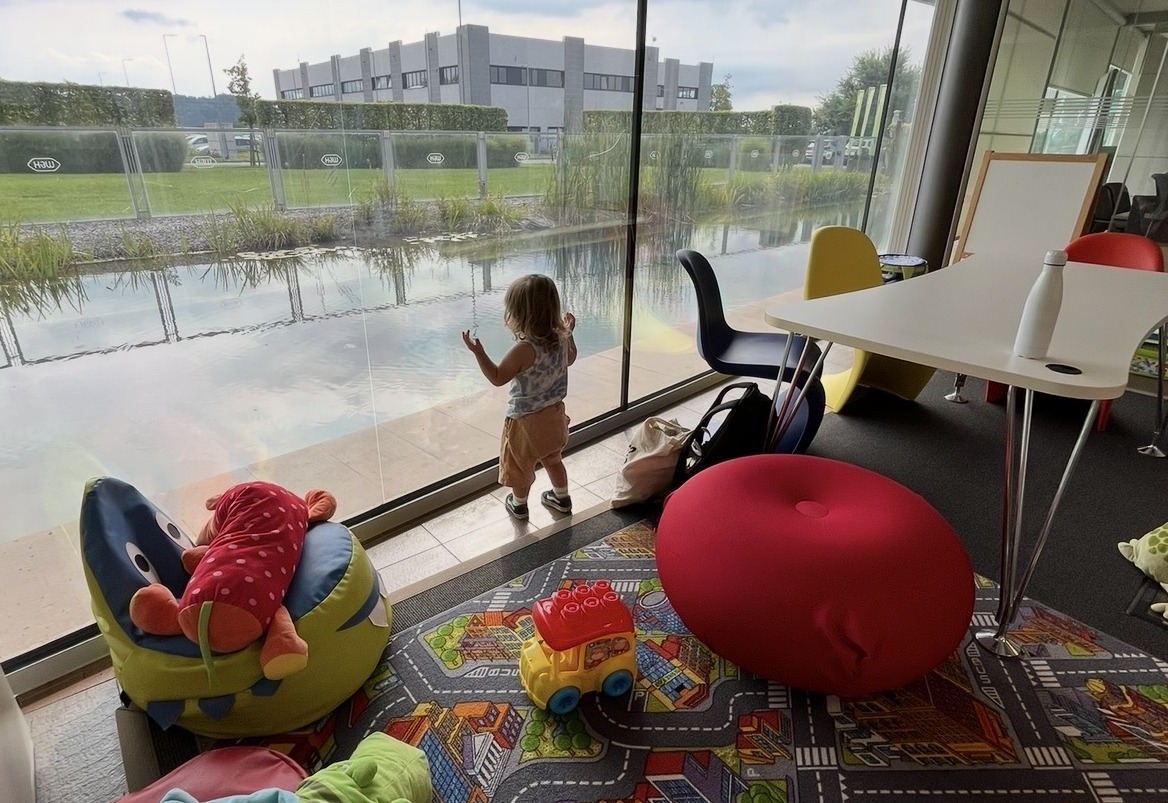 Area bambini W&H con giochi educativi, tavolo e libreria e area lettura..