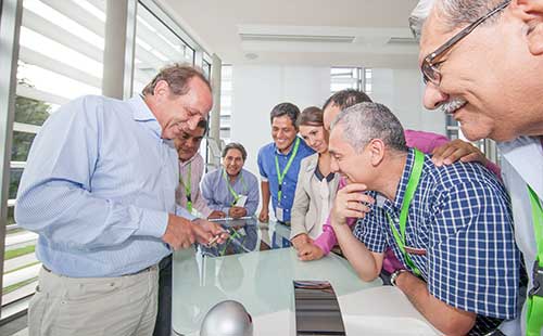 El Área Manager Oliver Goetzendorff muestra una panorámica de la extensa cartera de productos de W&H.