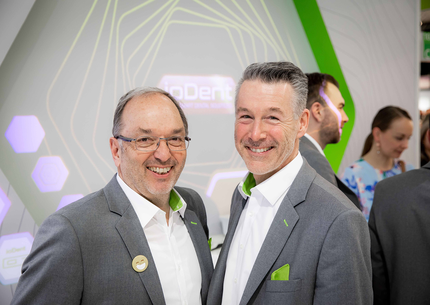 W&H Geschäftsführer KommR DI Peter Malata (li.) und Dr. Michael Reiter (re.), W&H Geschäftsleitung – Produktinnovation, präsentieren auf der IDS das smarte ioDent®-System.