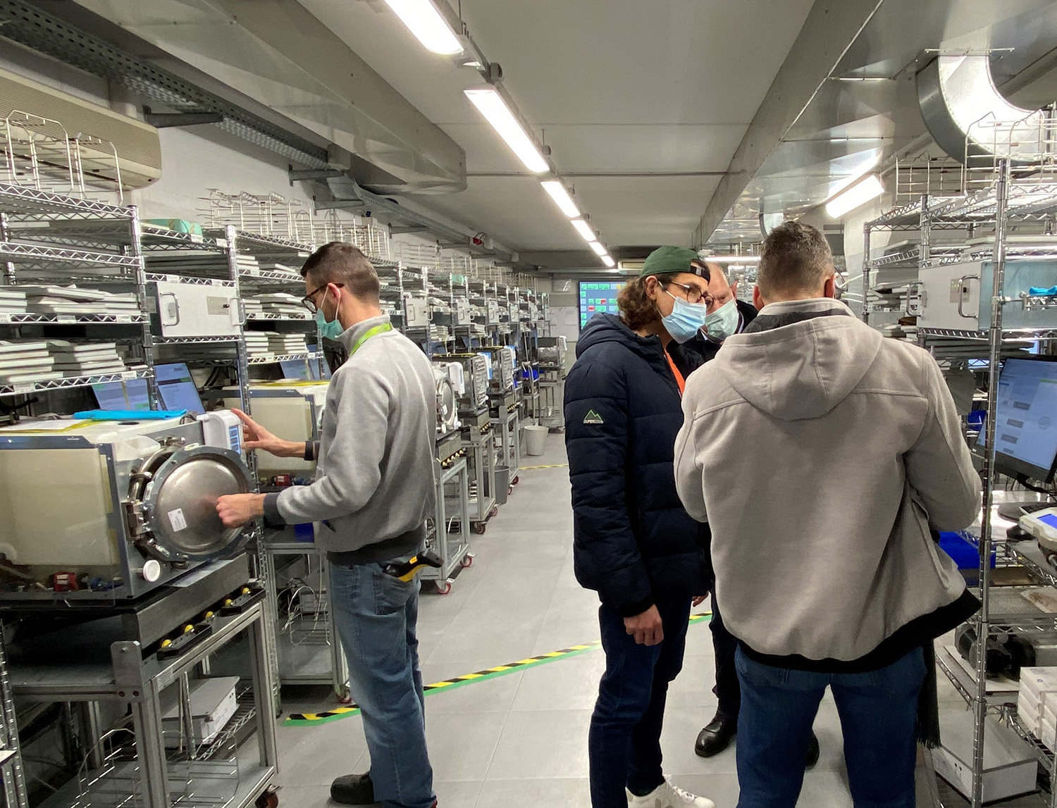 Gebietsverantwortlicher Damjan Gorenc und Technischer Servicemanager Yannick Devin gewährten dem Gewinner Dr. Šehić einen Blick hinter die Kulissen der Produktionsstätte.