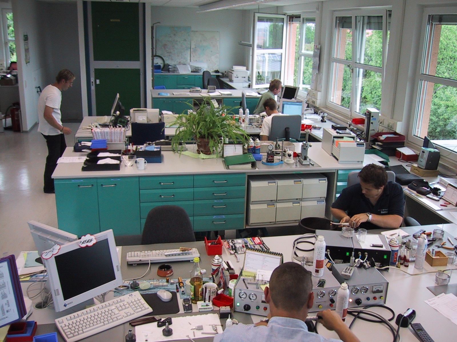 Ein Blick in die technische Werkstätte im damaligen Firmengebäude in Laufen.