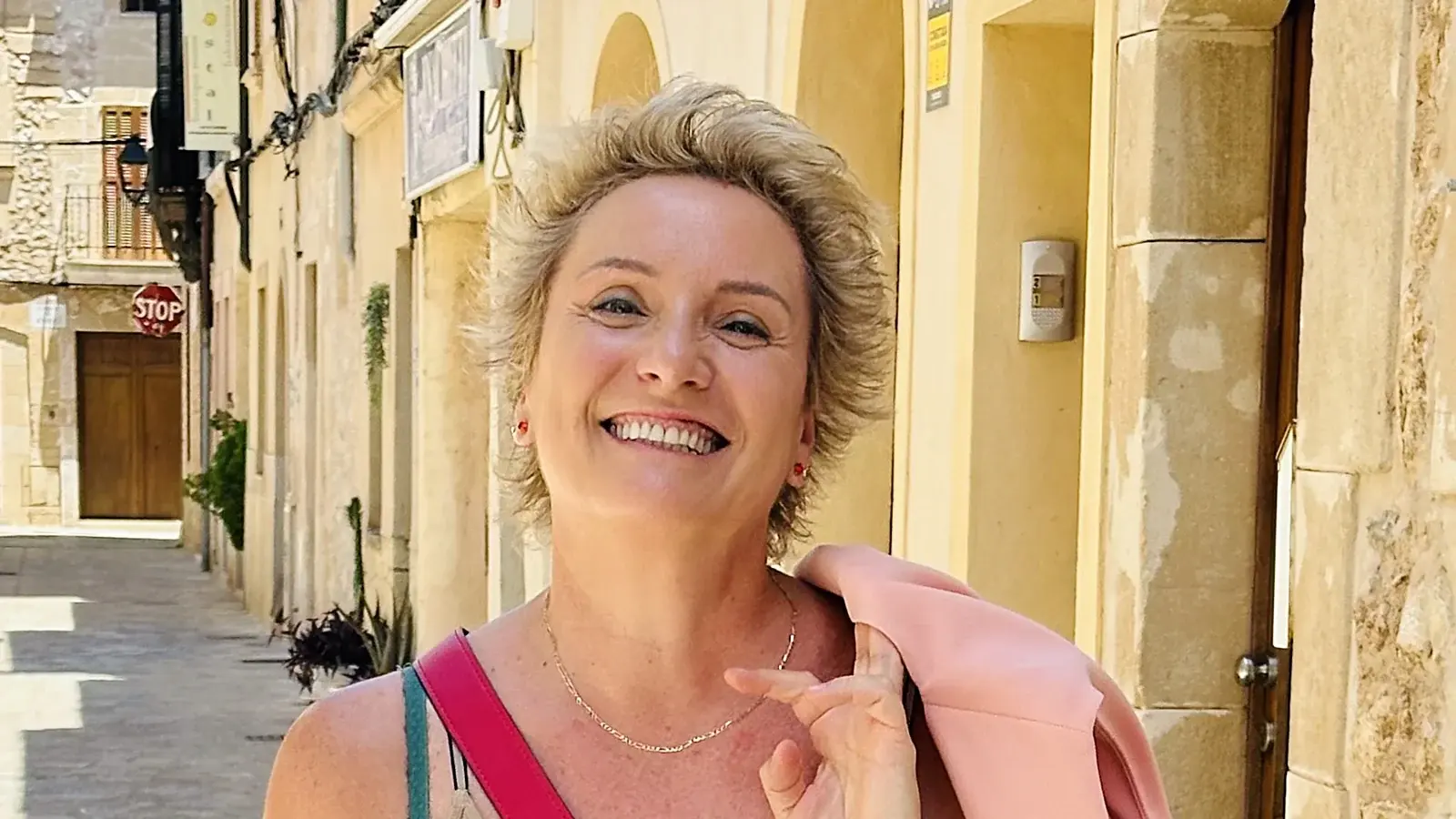 "Mi objetivo ha sido crear un equipo y aprender a dar el mejor servicio posible en el sector dental", afirma Angela Paredes, Directora de W&H Ibérica para España y Portugal. 