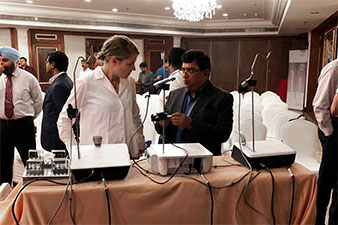 Anna Kluth, directora de contabilidad de W&H, junto con el Dr. Mahesh Verma, director y jefe del Maulana Azad Dental College, mostraron las características innovadoras de las nuevas unidades Implantmed y Piezomed en Delhi.