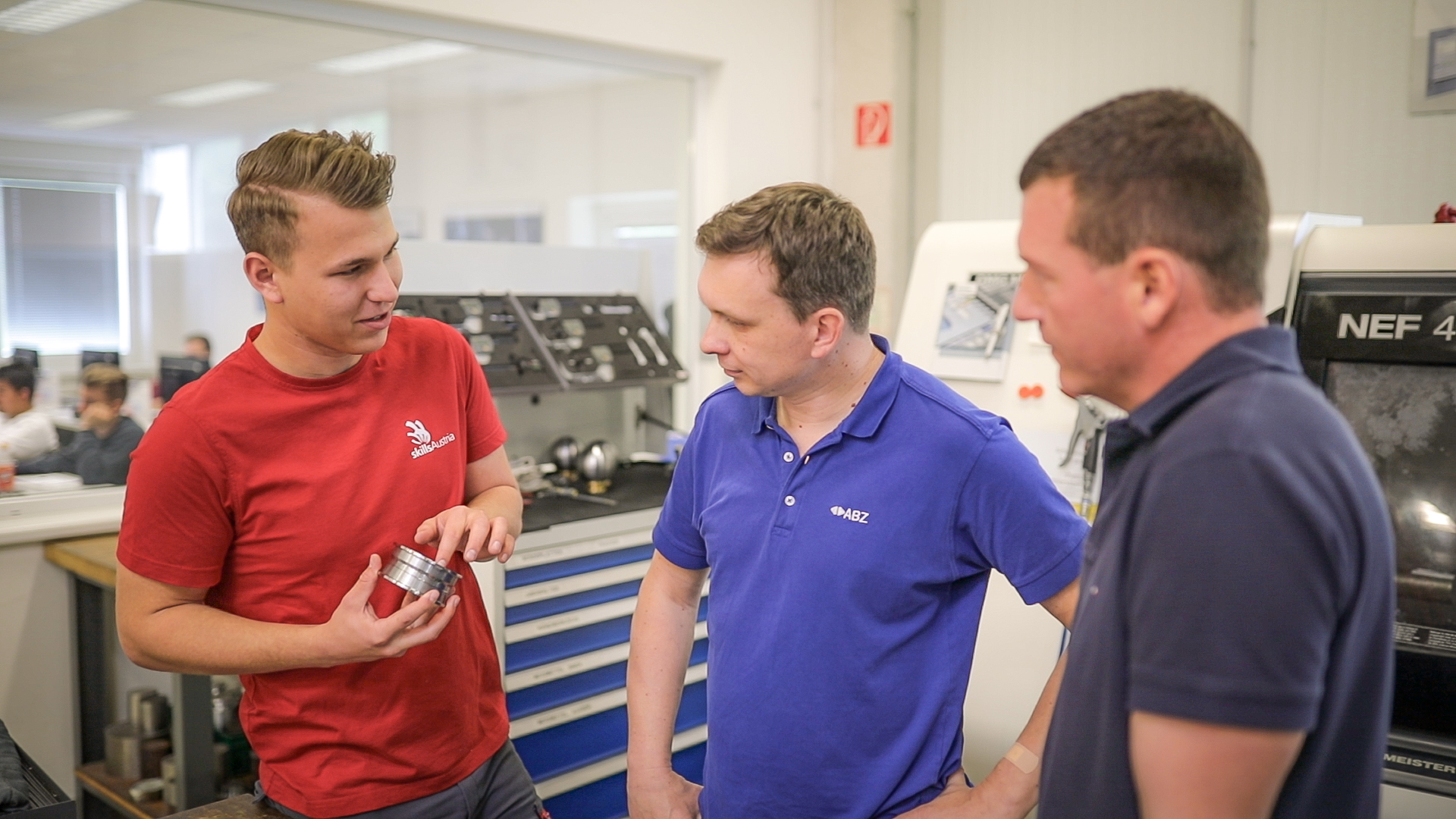 Alexander Absmann bei der intensiven Wettkampfvorbereitung mit WorldSkills-Betreuer Dieter Geisberber und W&H-Lehrlingsausbildner Stefan Rausch im ABZ Braunau.