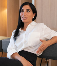 Dr. Adriana Locher ist Oralchirurgin und Expertin auf den Gebieten der Implantologie und Parodontologie.