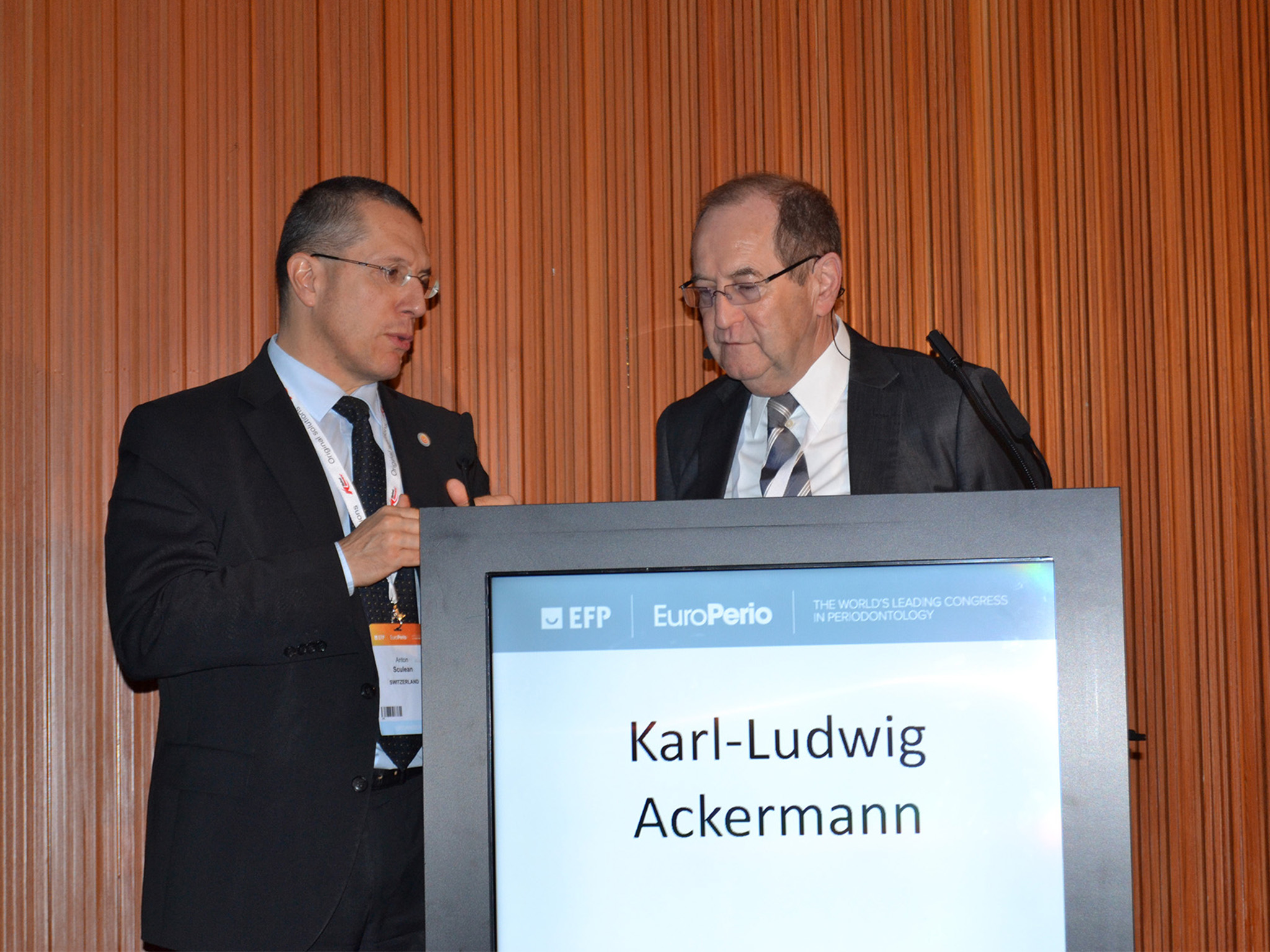 Prof. dr. Dr. Anton Sculean, M.Sc. (l.) und Dr. Karl-Ludwig Ackermann (r.)