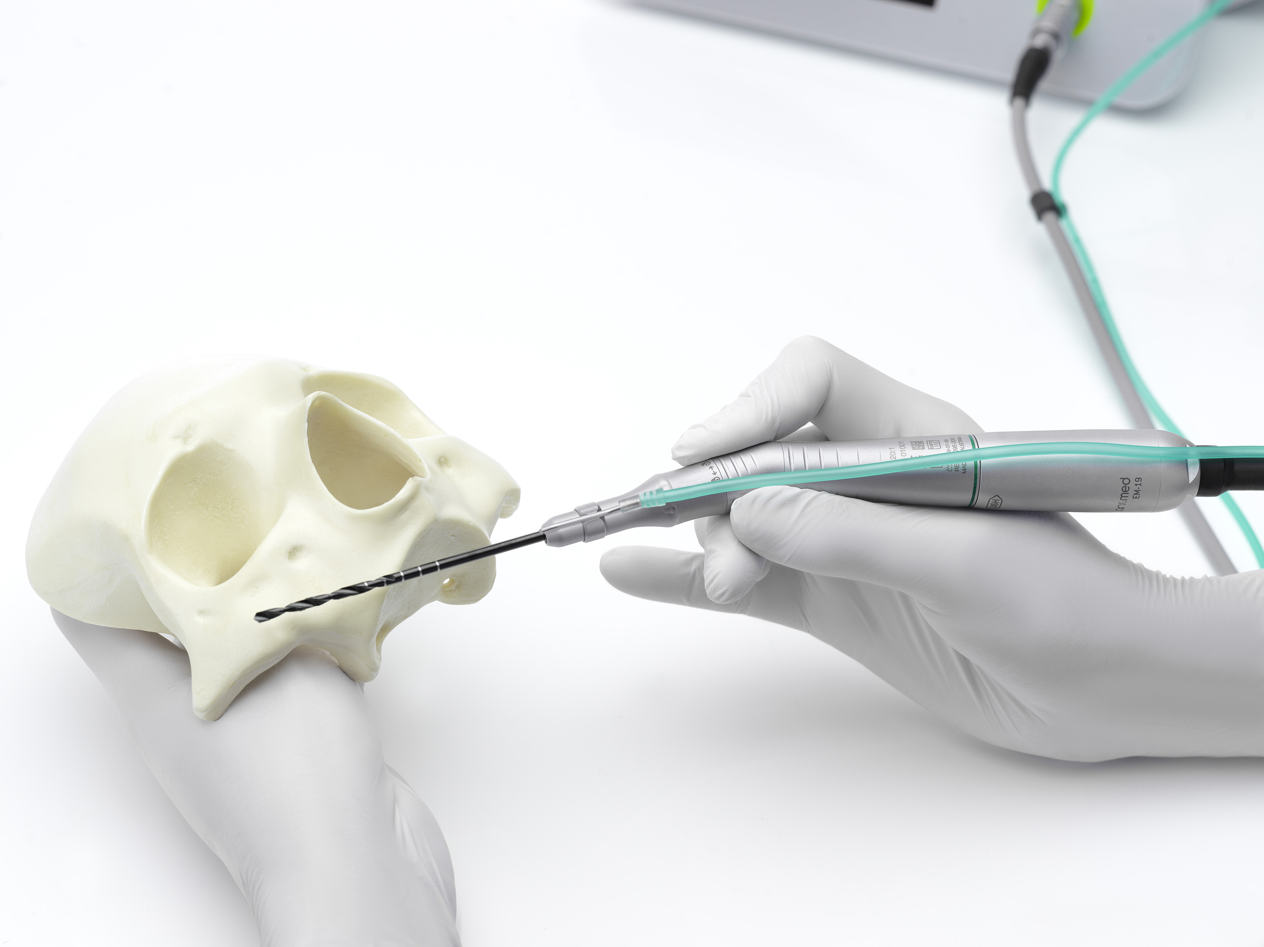 Zygoma handpiece 20:1 with contra-angle handpiece chucking system