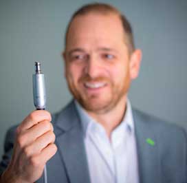 Andreas Brandstätter está especialmente orgulloso del micromotor corto y potente, que cuenta con un cable termodesinfectable y esterilizable.