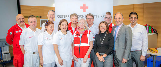 Peter und Daniela Malata, Vertreter der W&H Geschäftsleitung sowie das Team des Blutspendediensts des Roten Kreuzes Salzburg freuten sich über die rege Beteiligung am W&H Blutspendetag.