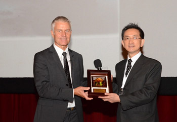 Prof. Tsai awarding Christian a reminder