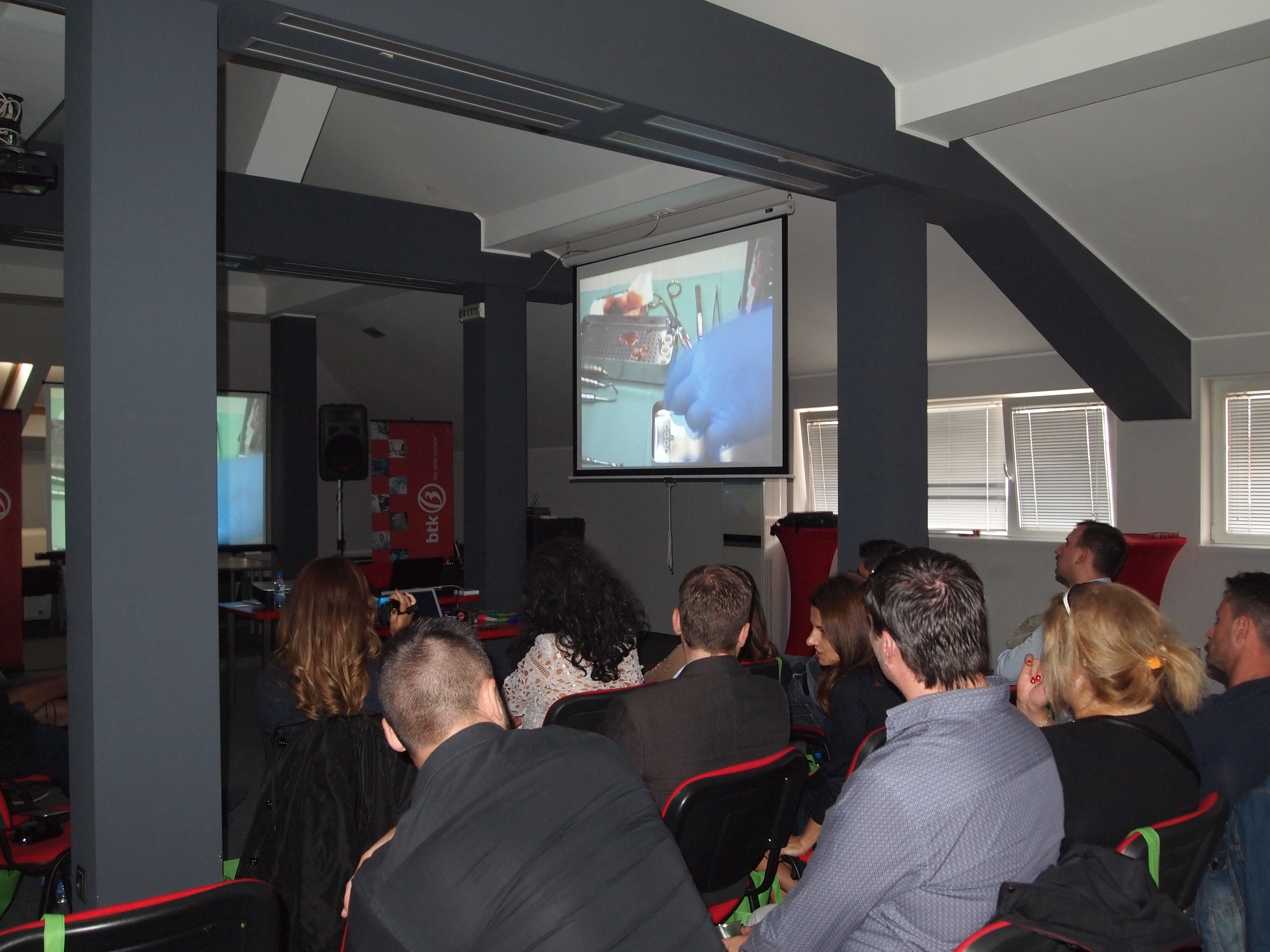 Участниците в курса наблюдават операцията на живо