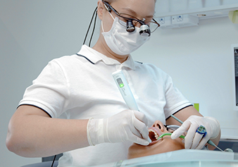 Das leichte, ergonomisch geformte Cordless liegt gut in der Hand und ermöglicht Bewegungen ohne Zugbelastungen von Kabeln.