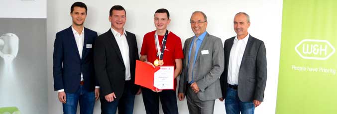Alexander Wagner, campeón nacional austriaco en 2014, participante en el campeonato mundial de formación profesional de 2015 en São Paulo y técnico de mecanizado de W&H; Stefan Rausch, instructor de W&H; Marco Kern, campeón nacional austriaco y participante en el campeonato mundial de formación profesional; KR Dipl.-Ing. Peter Malata, director gerente de W&H y Matthias Hufnagl, instructor de W&H.
