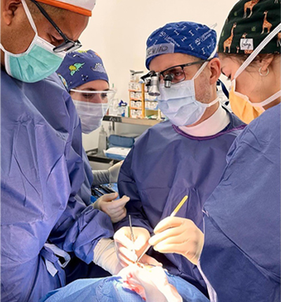 Dr Benito Benitez performs a complex surgical procedure together with the Nicaplast team and local surgeons. The image captures the team's focused and precise work during the treatment.