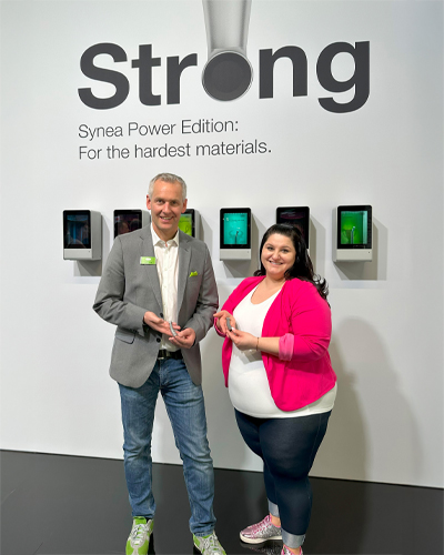 Patrick Lang (stânga), manager de produs W&H, și Sandra Schmee (dreapta).