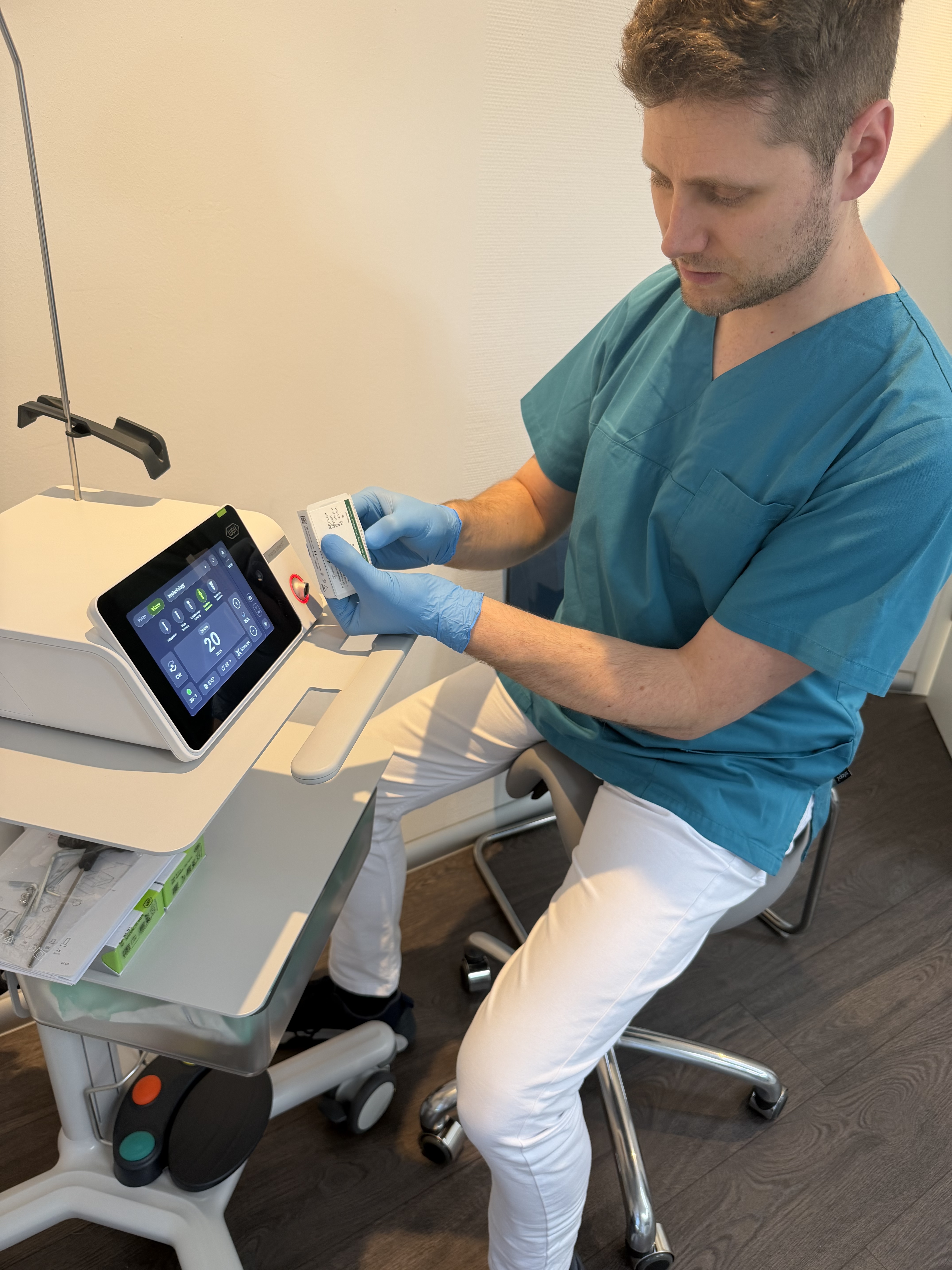 Dr. Kollmuß using the new Implantmed Plus II in his practice.