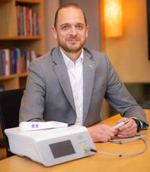 Andreas Brandstätter, manager produktów do chirurgii jamy ustnej i implantologii.