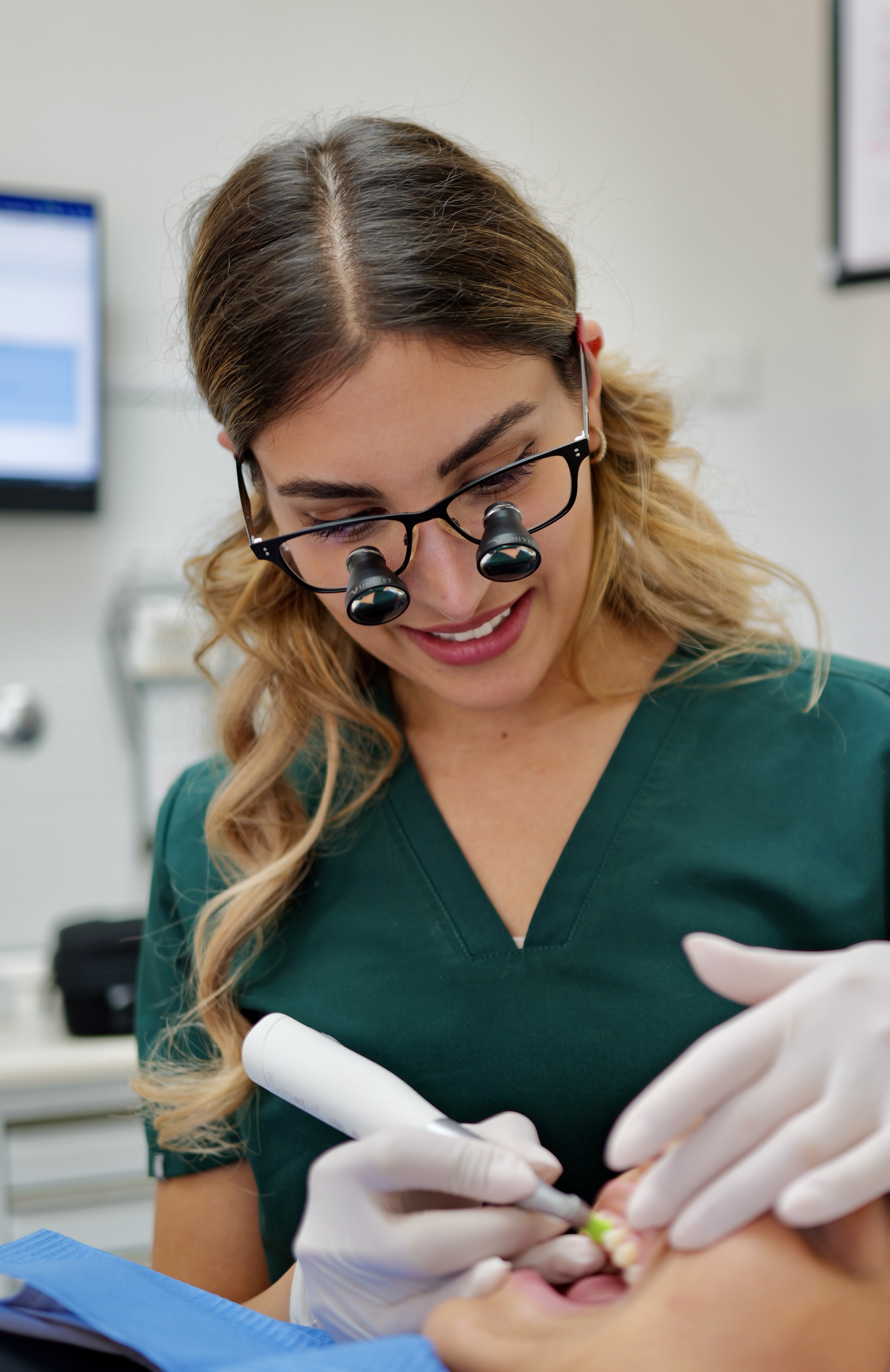 Das Prophylaxe- Winkelstück Proxeo Twist Cordless ist für Aliza Sakhra ein unverzichtbarer Begleiter.