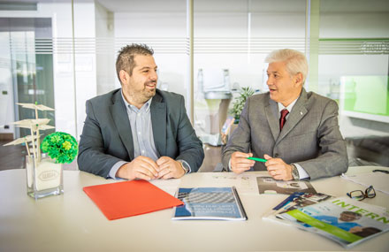 Marino Magno y Mario Pelosin (Contabilidad, Finanzas y Control, W&H Steri) conversando.