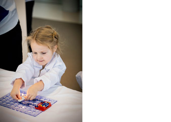 Die kleine Spürnase Matilda Unger tüftelt eifrig am Elektronikbaukasten und bringt die LED zum Leuchten.