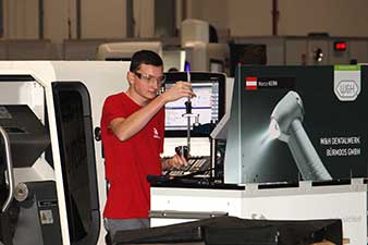 El joven técnico de mecanizado de W&H superó tareas enormemente complejas con la máxima concentración.