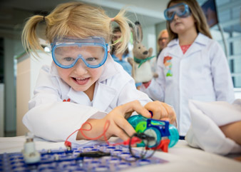 Emma Unger producerar el till LED-lampan med den handdrivna generatorn.