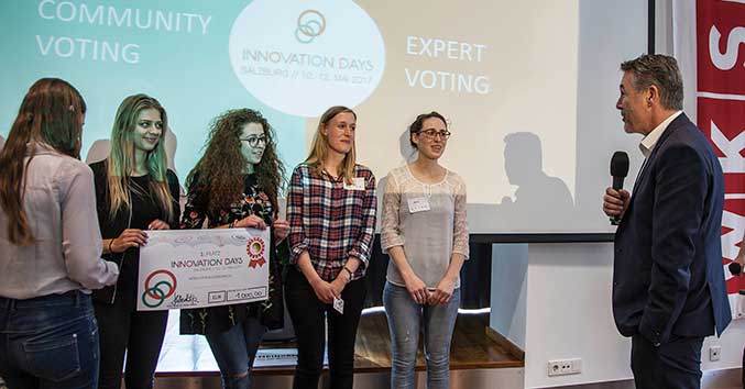 El Dr. Michael Reiter durante la proclamación del equipo ganador “bRight”.