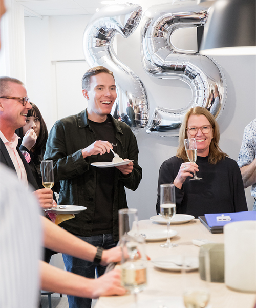  Служителите на Osstell празнуват своята 25-годишнина.