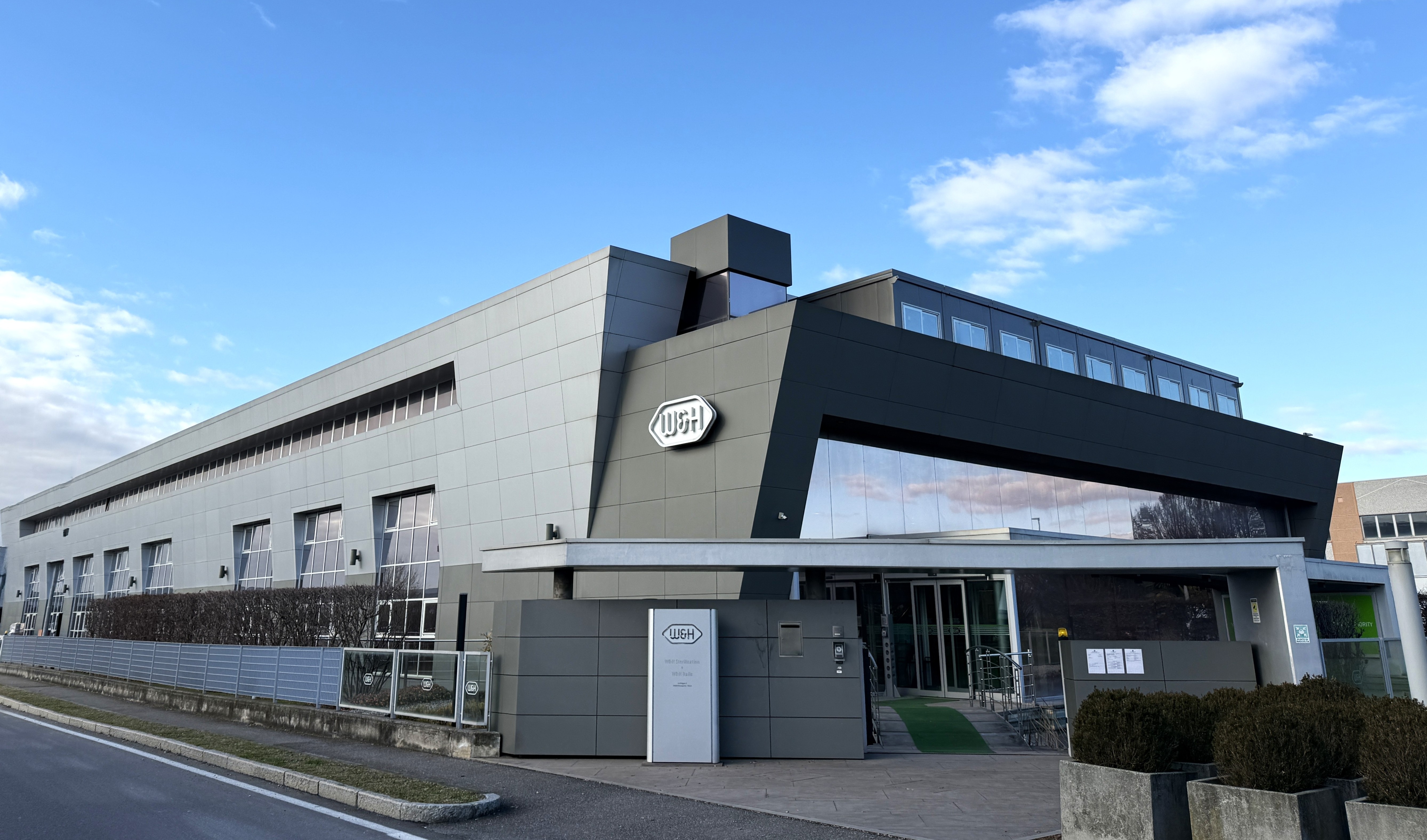 Edificio W&H ampliato, con nuovi spazi dedicati allo sviluppo dell’azienda e dei team.
